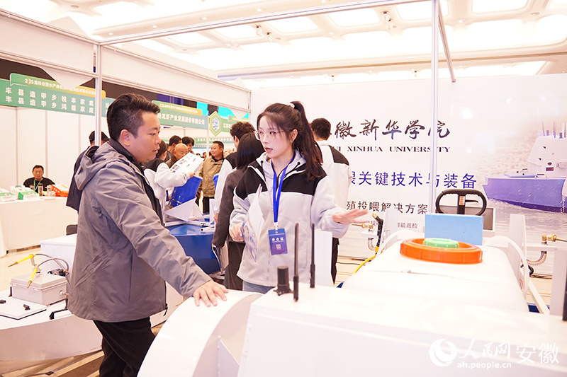 团队学生解答客商疑难。人民网 丁纪摄.jpg